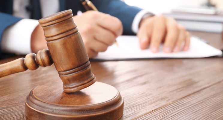 Contribuye con una carrera en Derecho